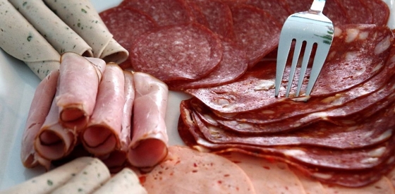 Белый порошок для мясных изделий, содержащий глицерин монолаурат пищевого качества