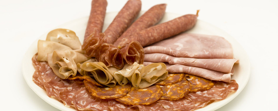 Белый порошок для мясных изделий, содержащий глицерин монолаурат пищевого качества